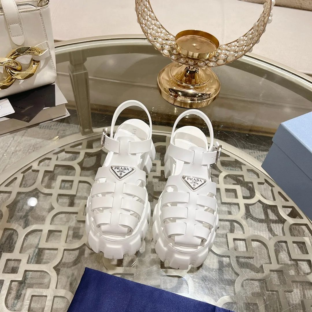 👟👟Ex-factory price 440👟👟 Prada's new spring and summer sawtooth Roman thick-soled rubber sandals, retro, fashionable and avant-garde gear teeth 55mm, thick-soled soles with rubber uppers, making the whole pair of shoes light and comfortable, bright colors, satisfying a variety of choices for fashionable people with different styles! The iconic metal triangle logo is paired with the shape of ancient beach sandals. Every design element is fashionable! Code number 35-40